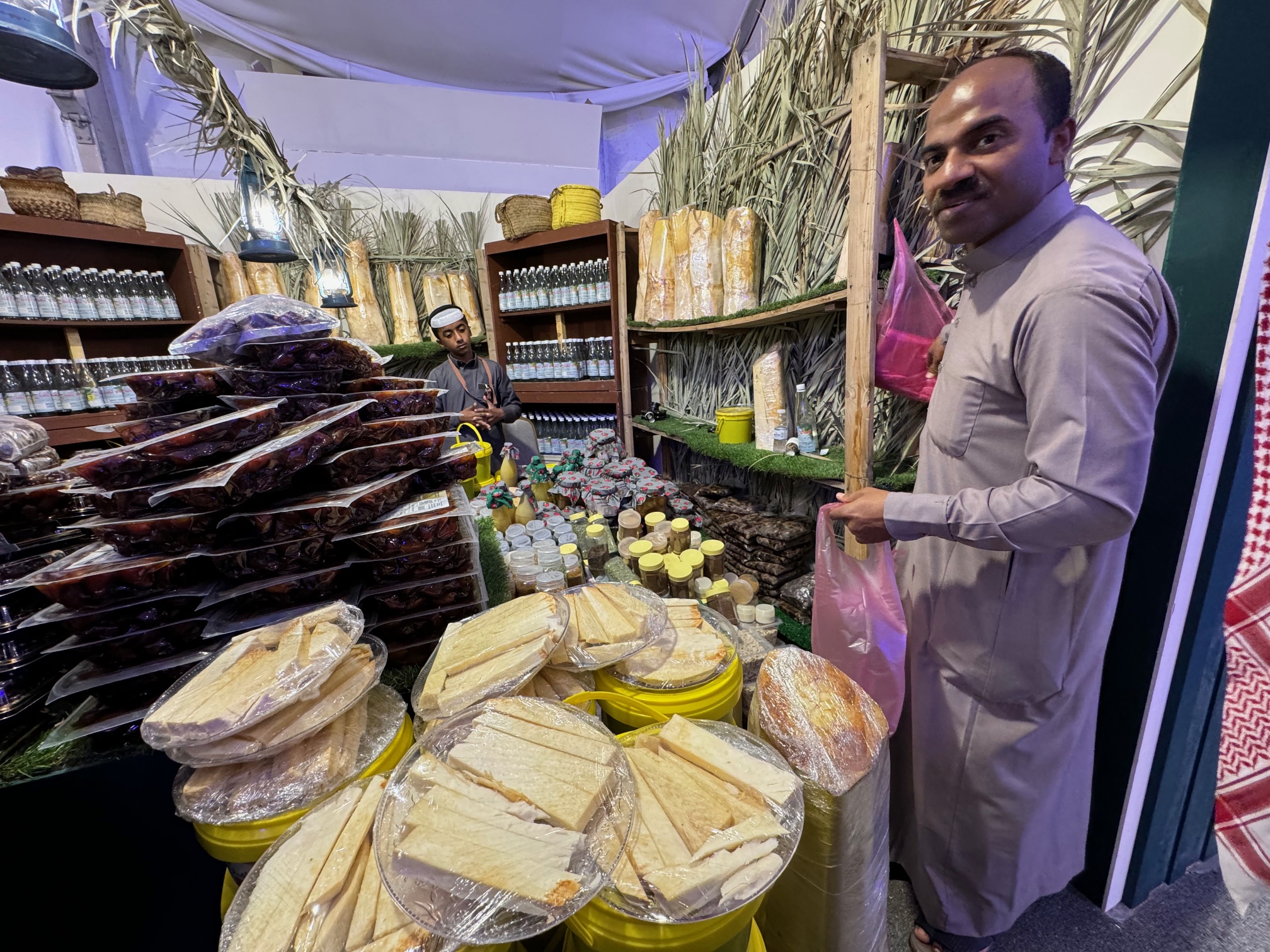 サウジの世界最大ナツメヤシ・オアシスではナツメヤシは幹まで食用