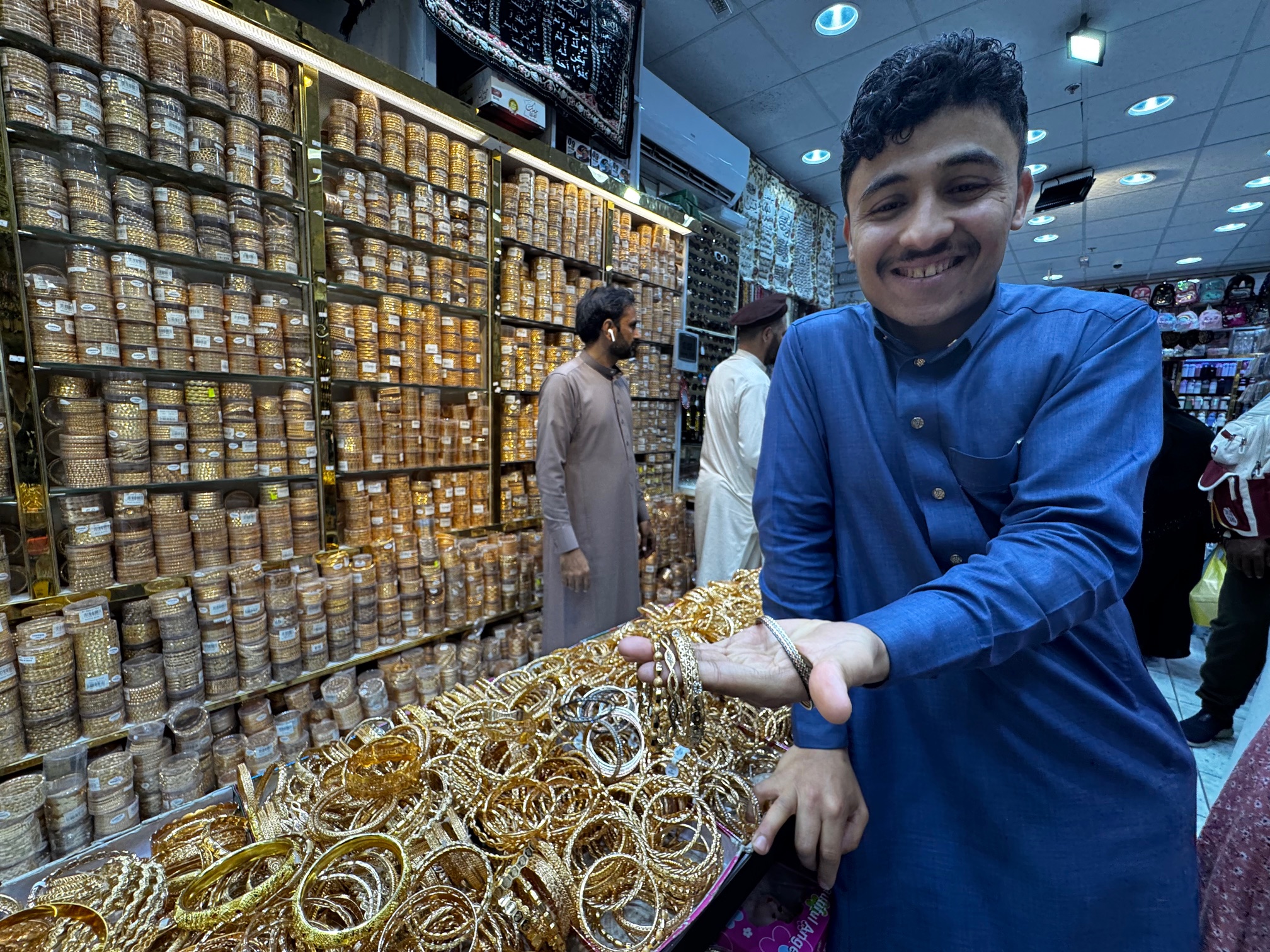 イスラム教徒でなくても旅行できるようになったメディナのアクセサリー販売員