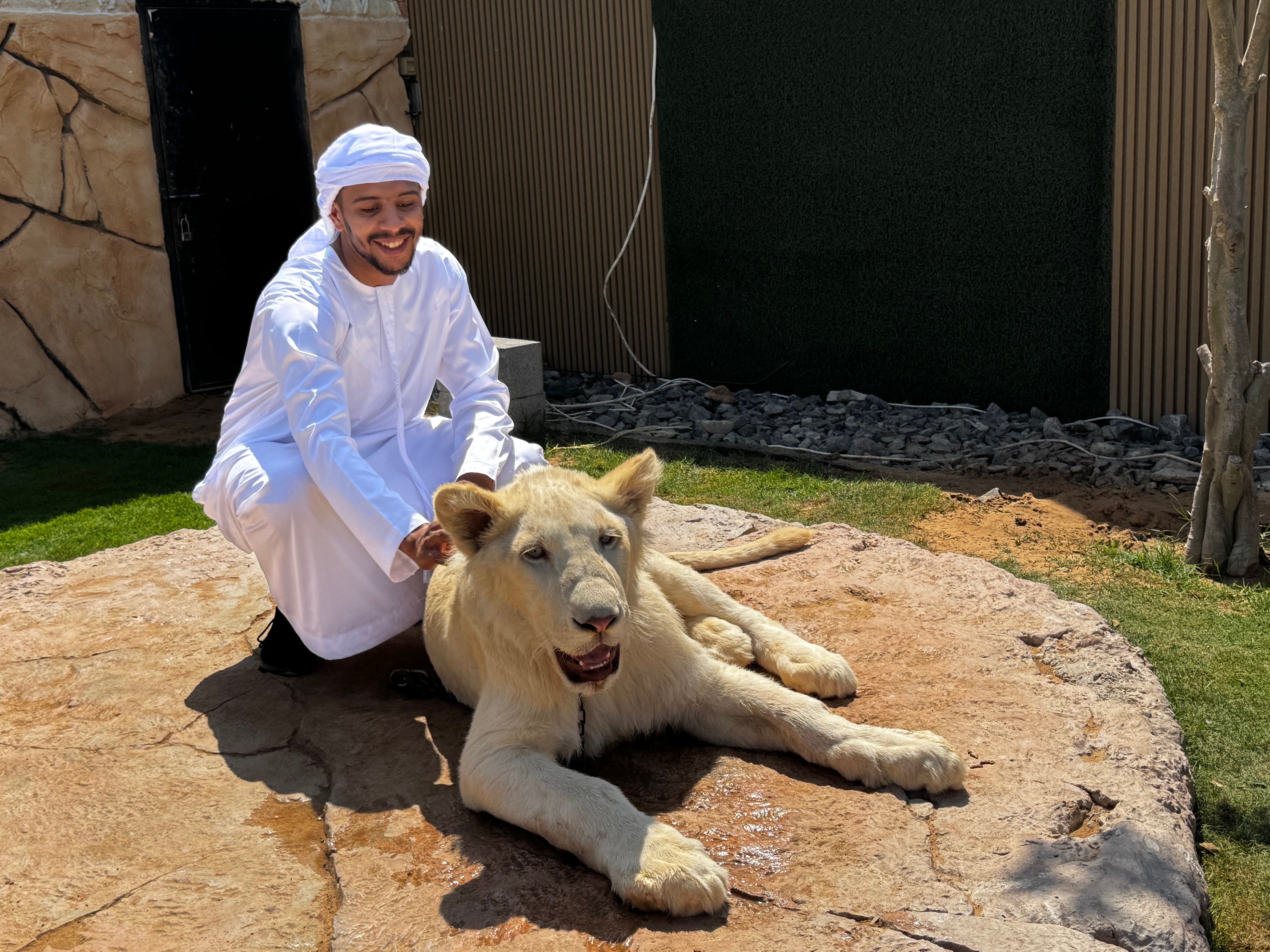猛獣に触ったり餌をあげたりできるアラブの大富豪のプライベート動物園