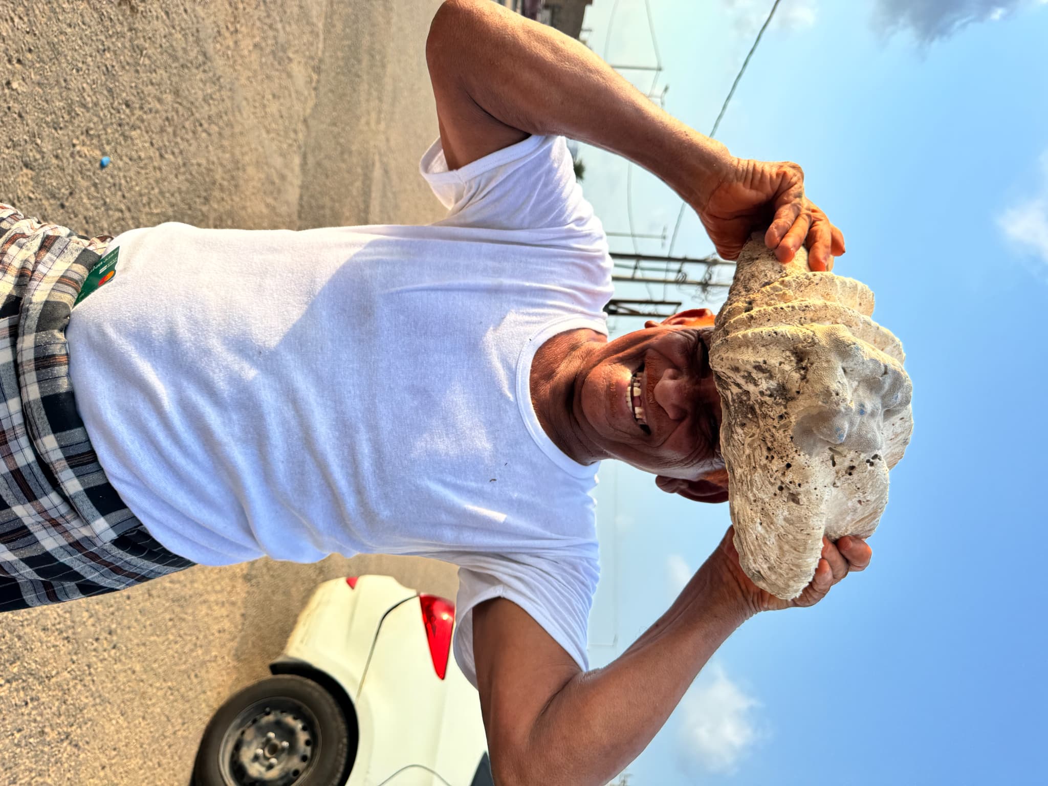 大きな貝殻を集めてると言ったら、自宅から持って来てくれた親切なおっちゃん。サウジの大きい貝殻は食べかすでした。