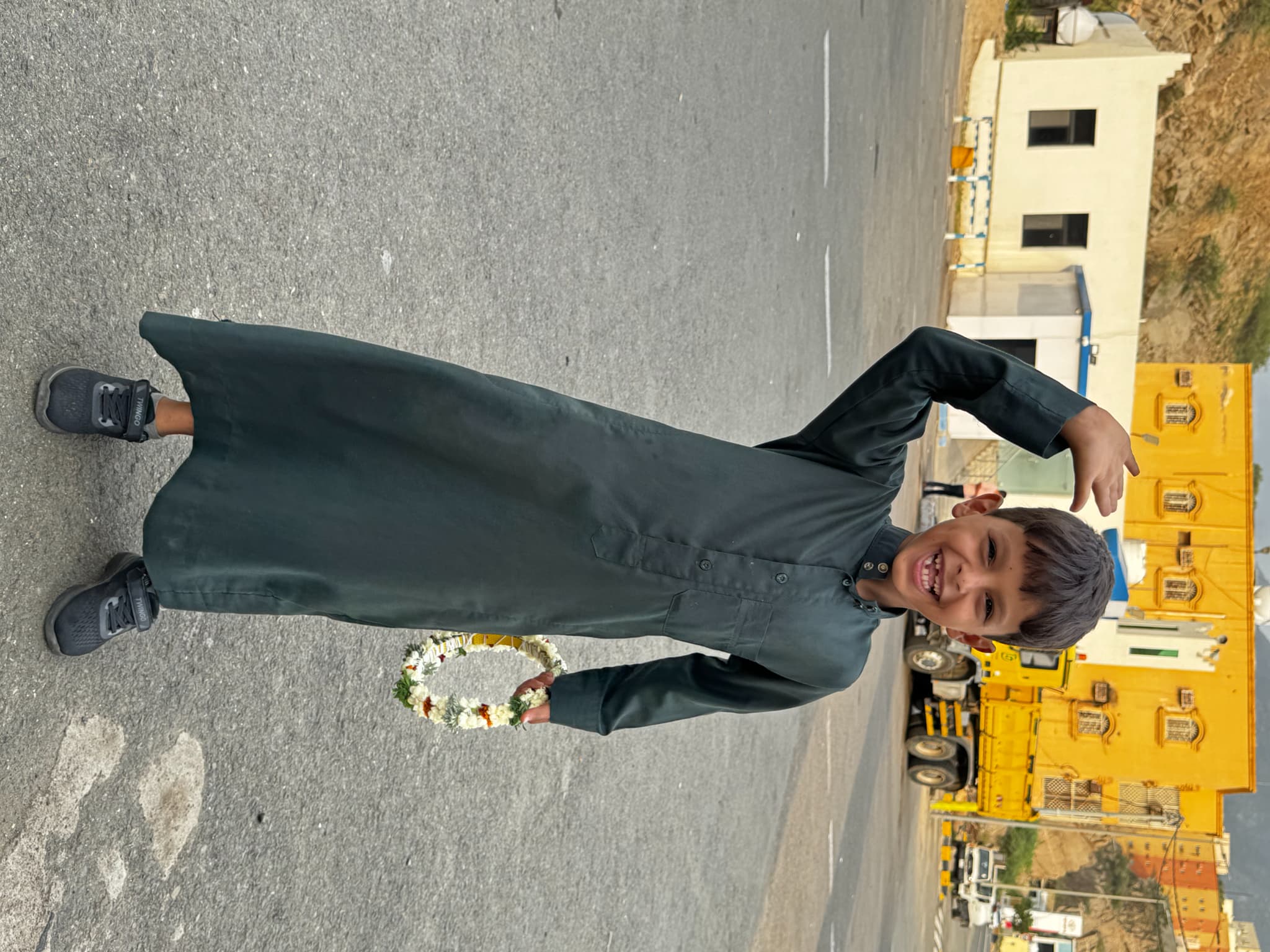 頭に載せる花輪売りの少年