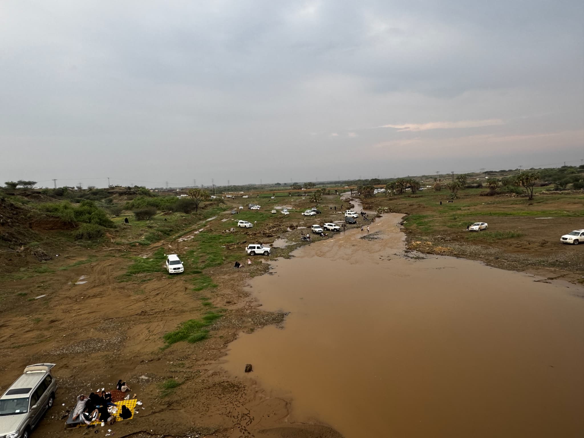 雨上がりにピクニックする人で混み合うサウジの涸れ川