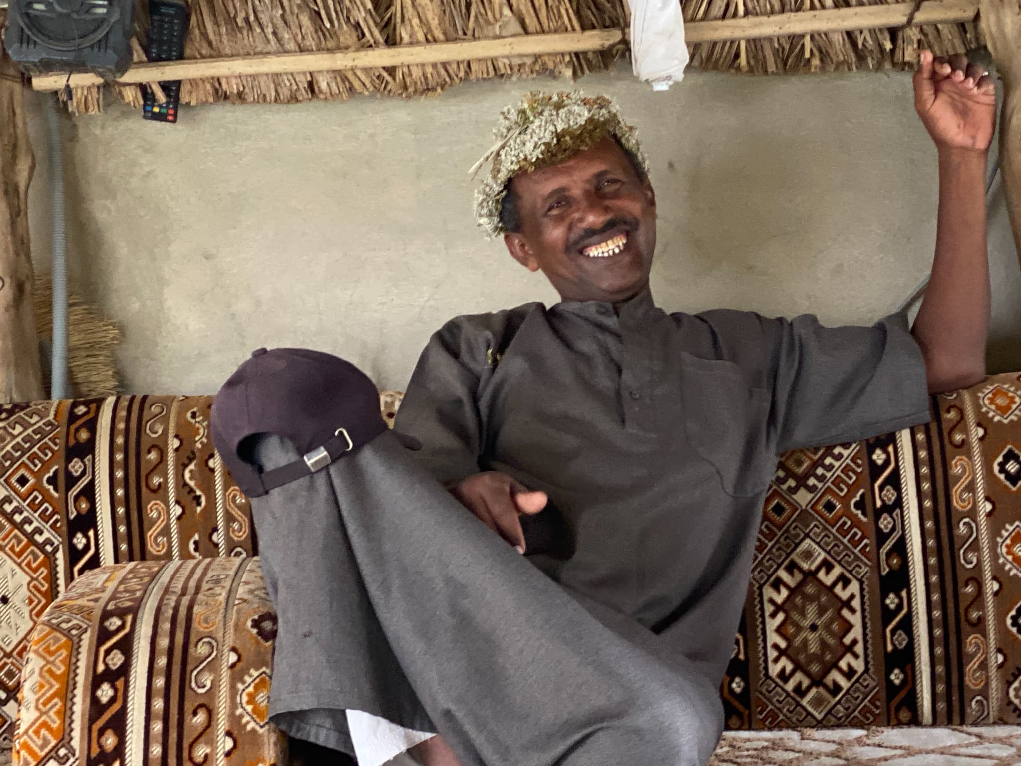 花輪を頭の上に載せて、日々、天然の花の香りを楽しんでいる優雅な人たち