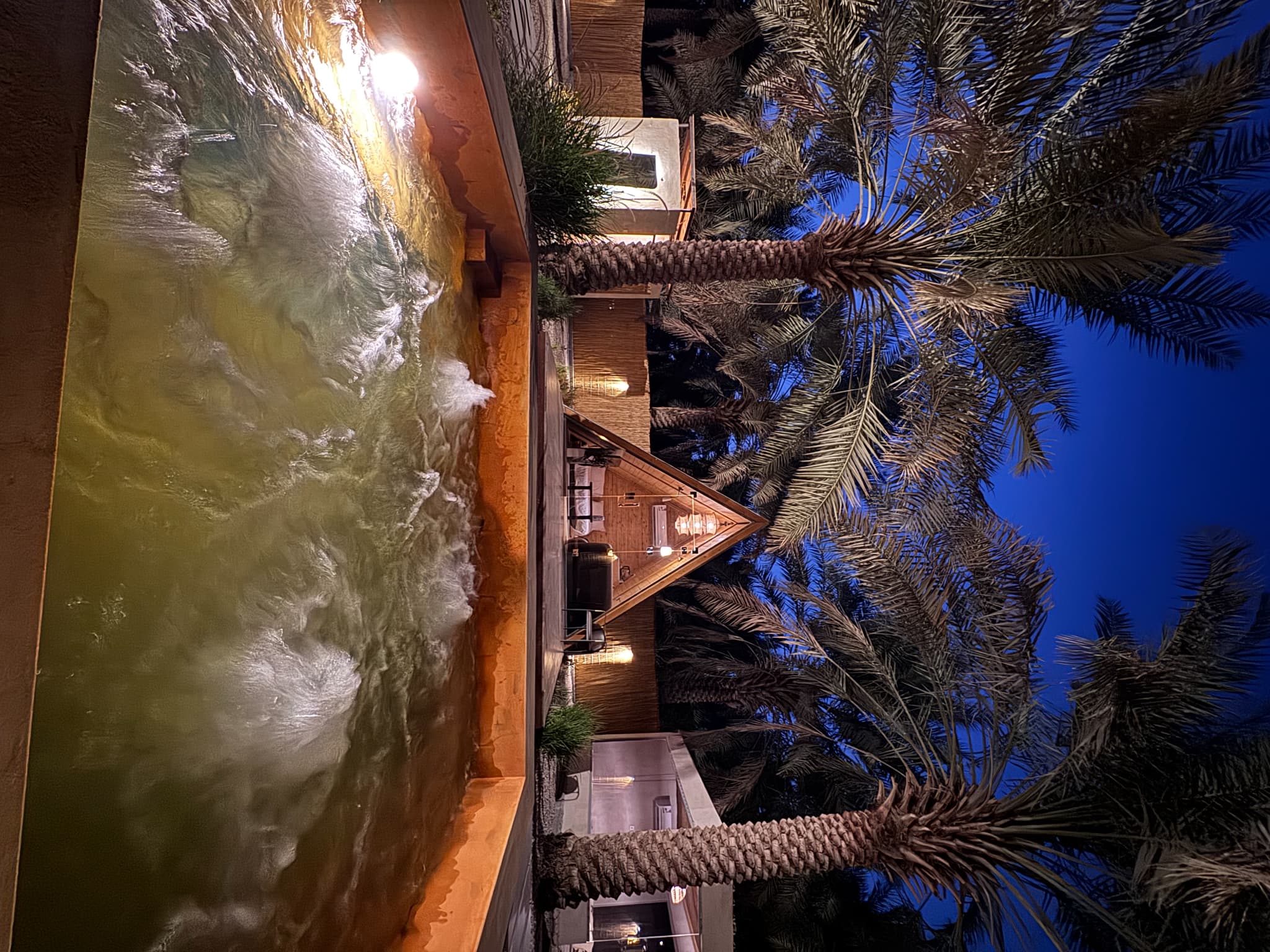 観光化が進むサウジでは温泉リゾートもオープン