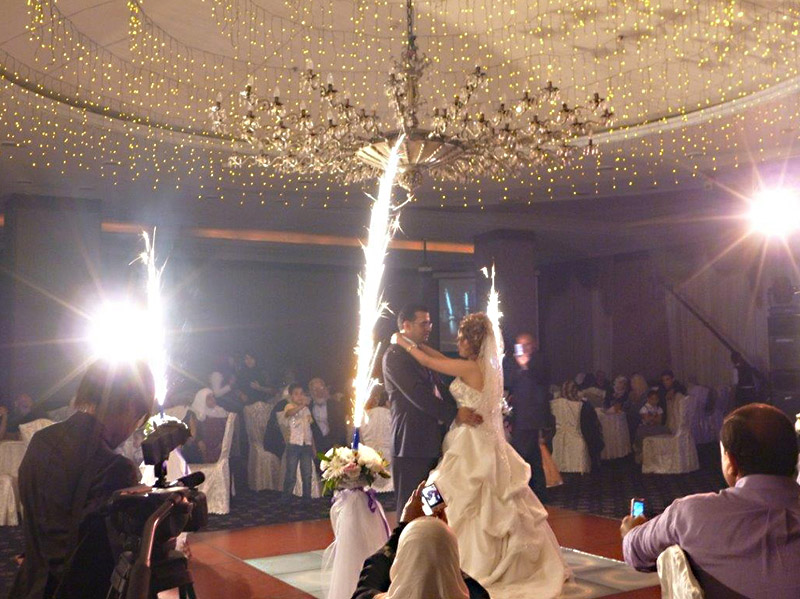 ヨルダン・アンマン　室内で花火が上がる派手な結婚式