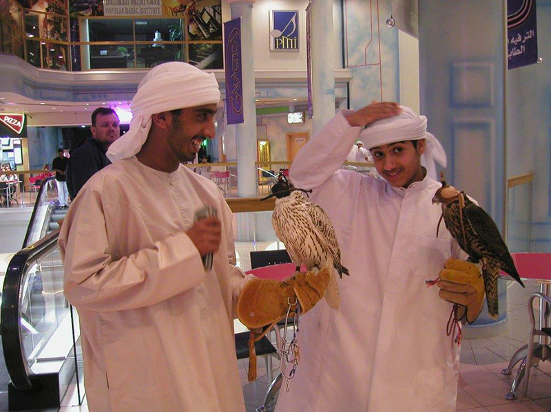 ドバイのショッピング・モール内で会ったペットが鷹のアラブのお金持ちの少年たち