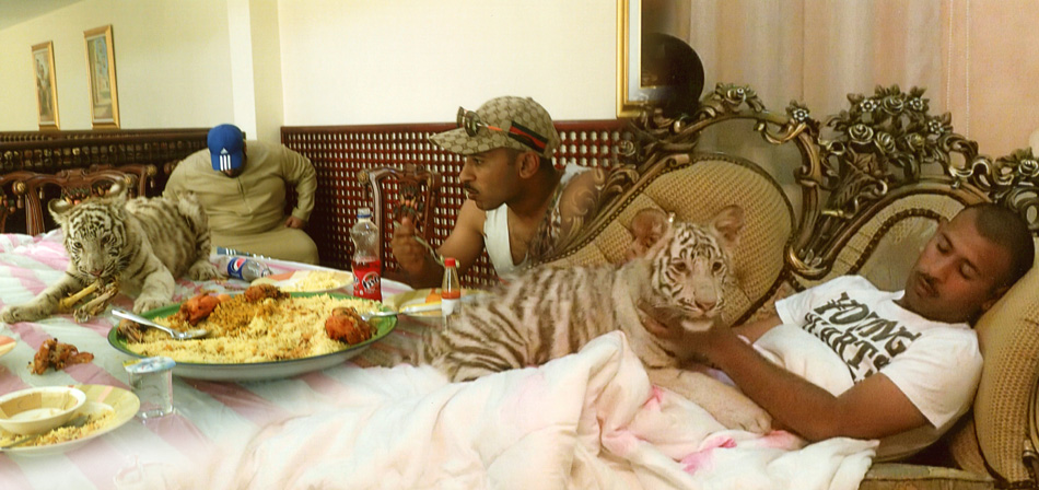 （左）トラとライオンを飼うUAEの大富豪、（右）猛獣がペットのドバイ近郊の大富豪